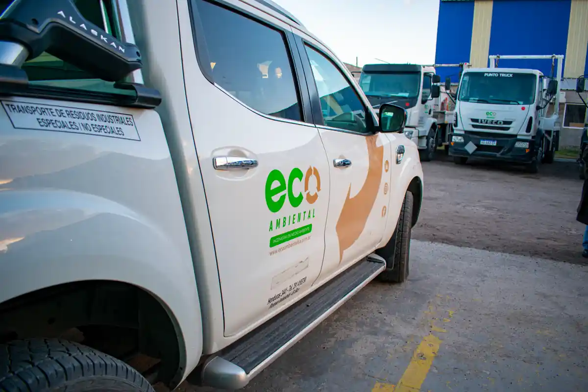 Camioneta y camiones con branding Eco Ambiental